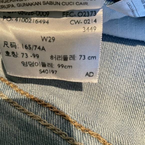 Woman's Levi's Shaping Capri Light Wash Classic Denim Jeans - Picture 14 of 17